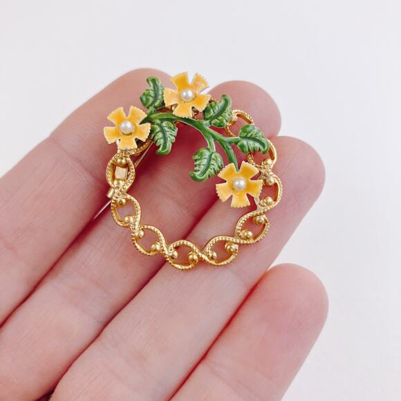 VTG Mid Century Enamel Floral Wreath Brooch Gold Tone Faux Pearl Articulated - Picture 2 of 10